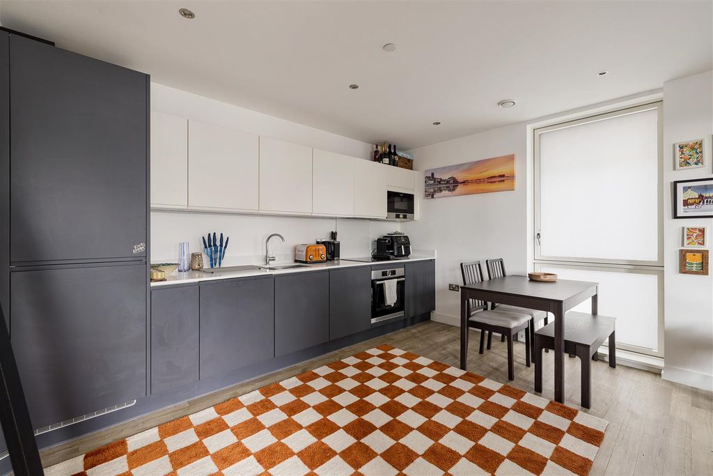 Property photo 3 of 25 Monkwood Way, E3