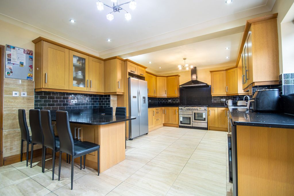 Property photo 2 of 27