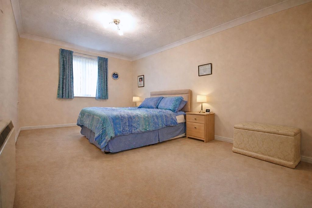 Property photo 3 of 10 Bed1.1 (29).Jpg