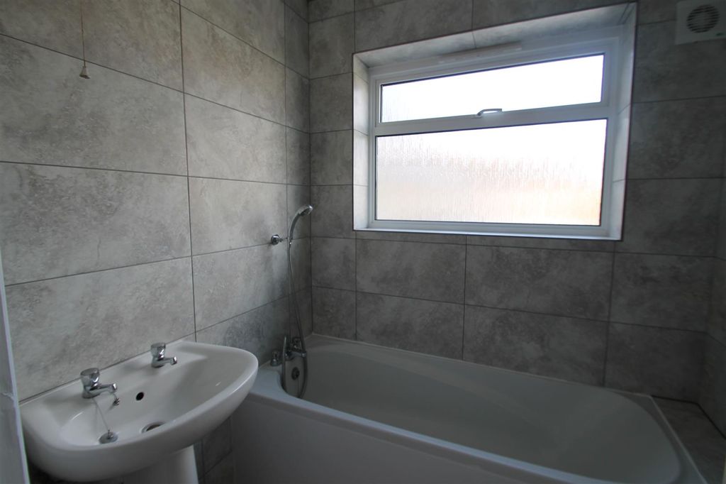 Property photo 3 of 5 Bathroom:
