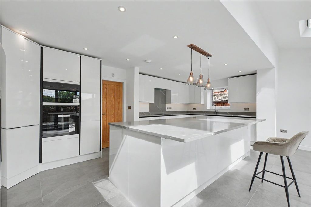 Property photo 2 of 31 Kitchen Diner_4.Jpeg