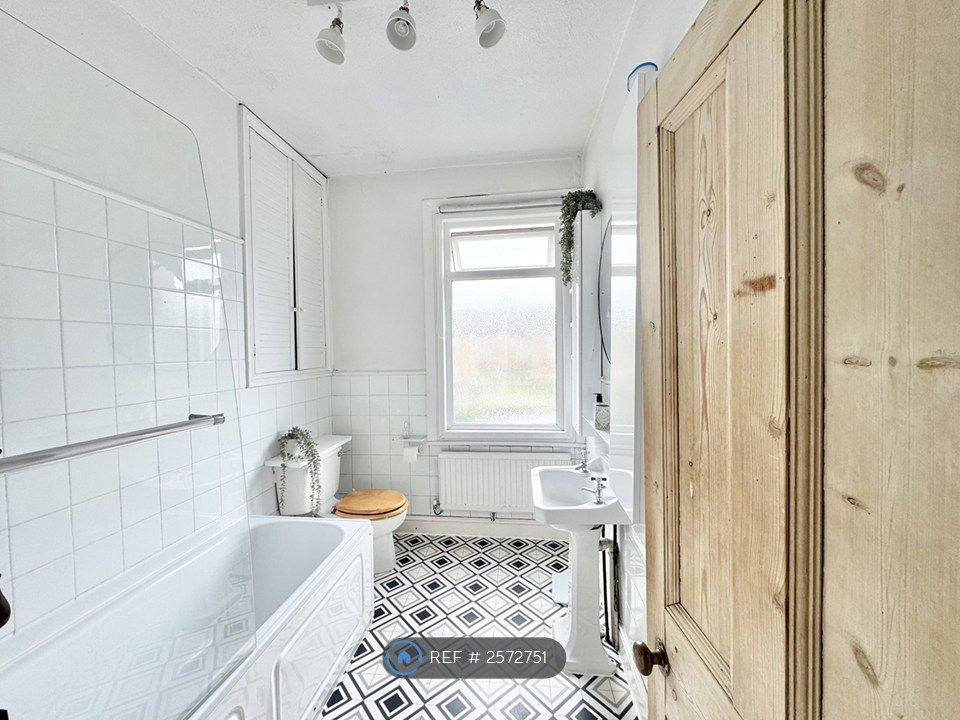 Property photo 3 of 32 Bathroom