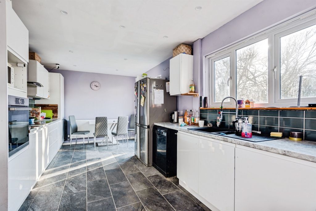 Property photo 3 of 11 Kitchen