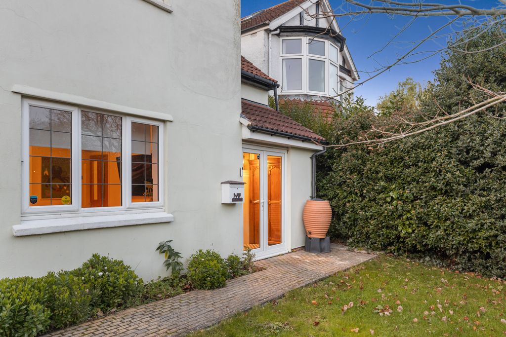 Property photo 3 of 35