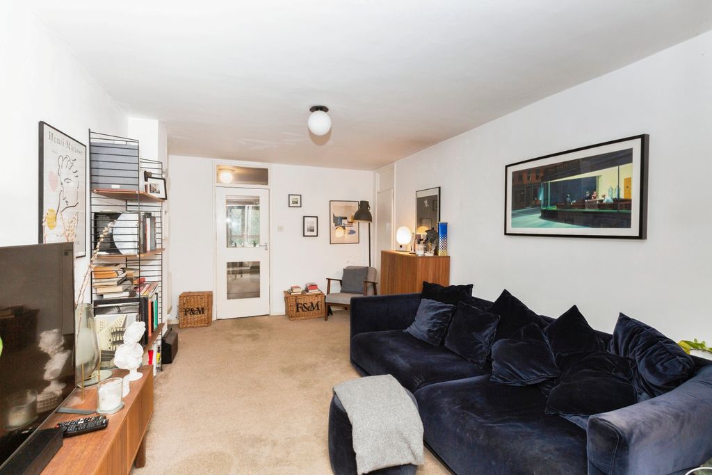 Property photo 1 of 13 Lounge