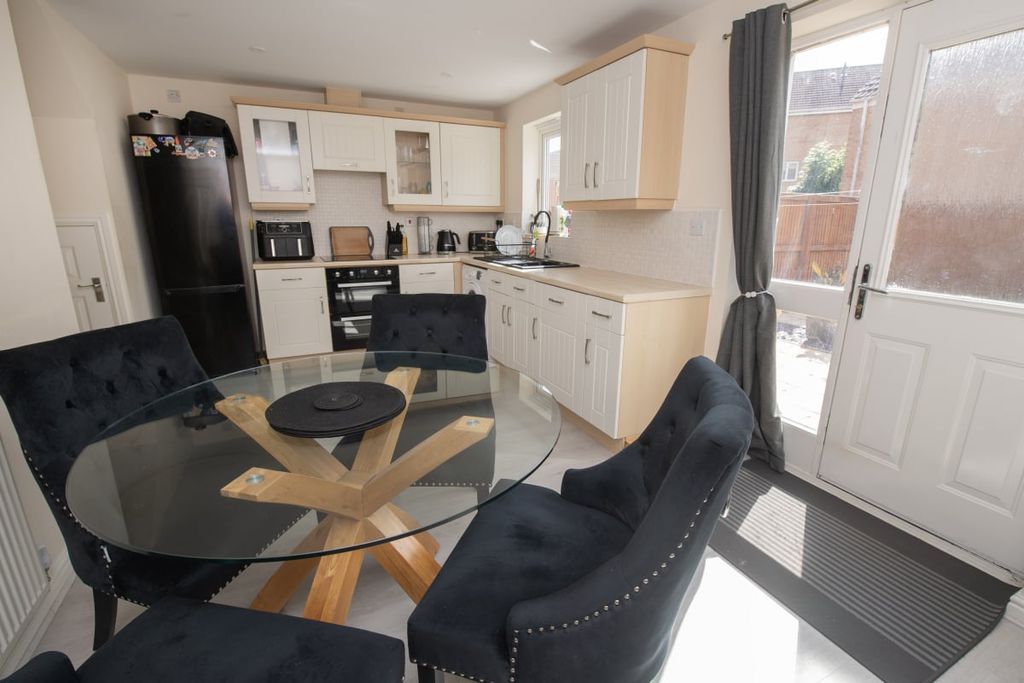 Property photo 2 of 32