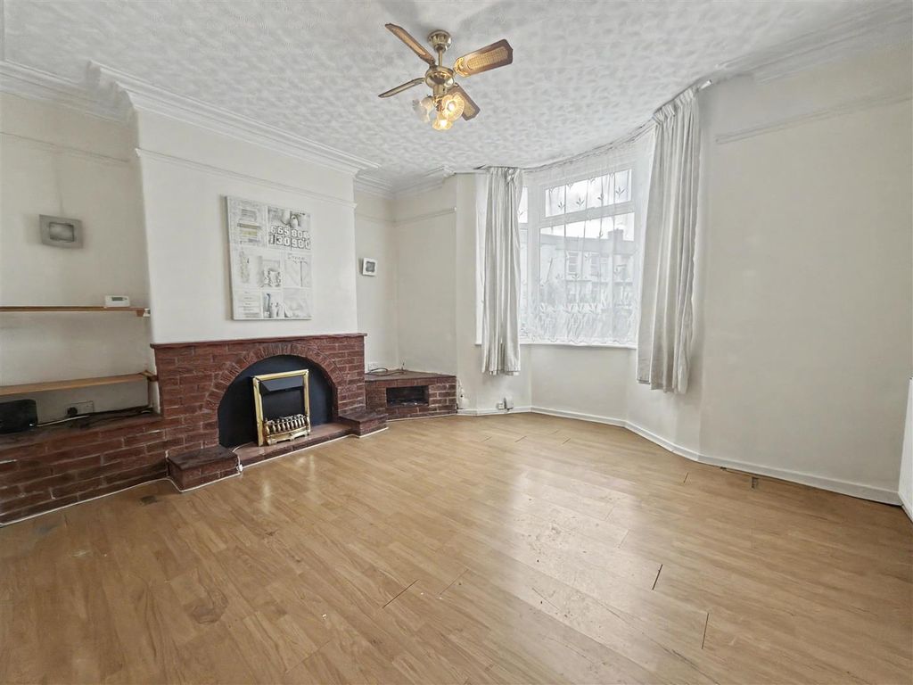 Property photo 2 of 11 Lounge
