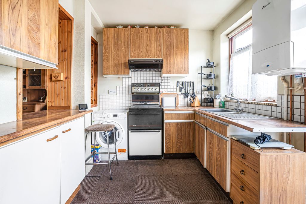 Property photo 3 of 18 Kitchen