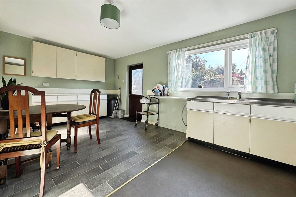Property photo 3 of 10 Kitchen/Dining Room