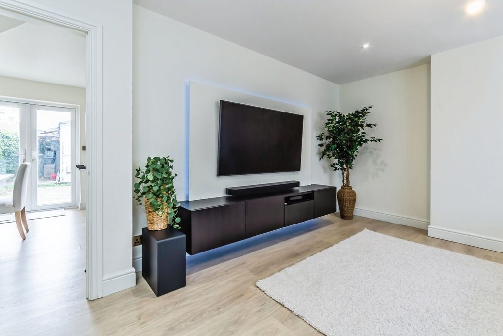 Property photo 3 of 12 Lounge