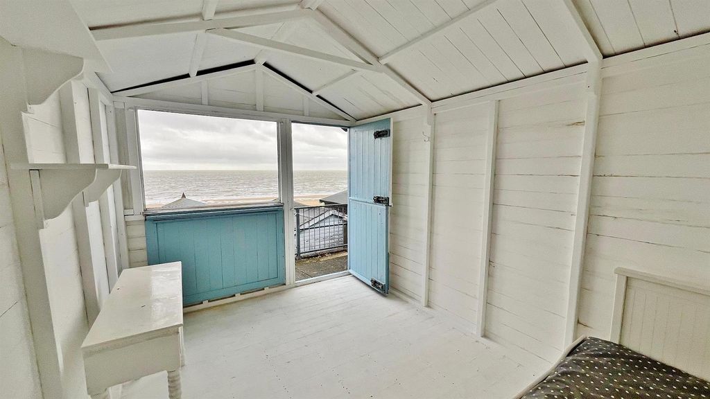Property photo 2 of 5 Beach Hut