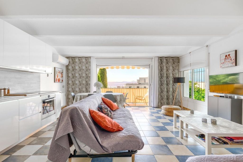 Property photo 1 of 31 Exclusive Renovated Apartment Just 50 Metres From Canyelles Petites Beach – Roses
