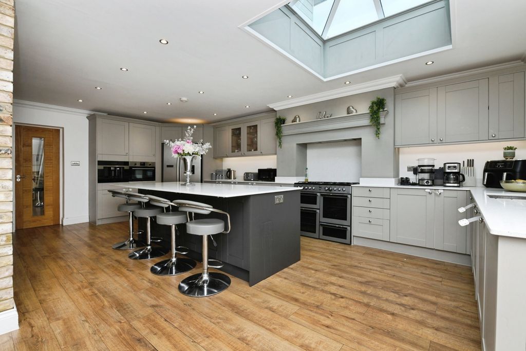Property photo 3 of 17 Kitchen