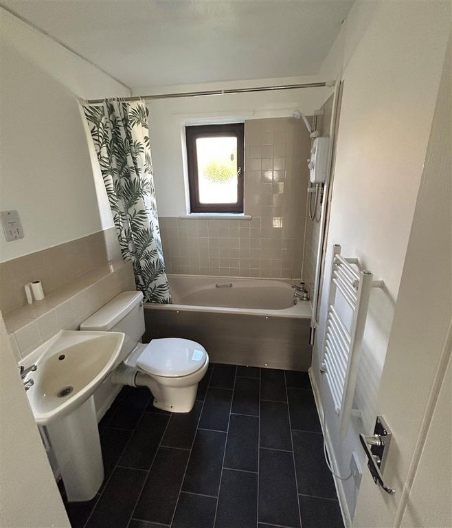 Property photo 1 of 6 Almond Crt Bathroom .Jpg