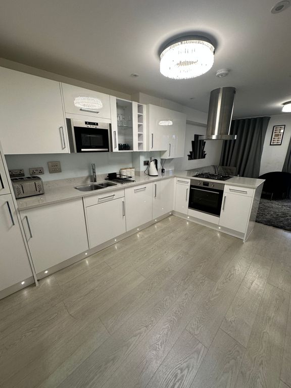 Property photo 3 of 17 Kitchen