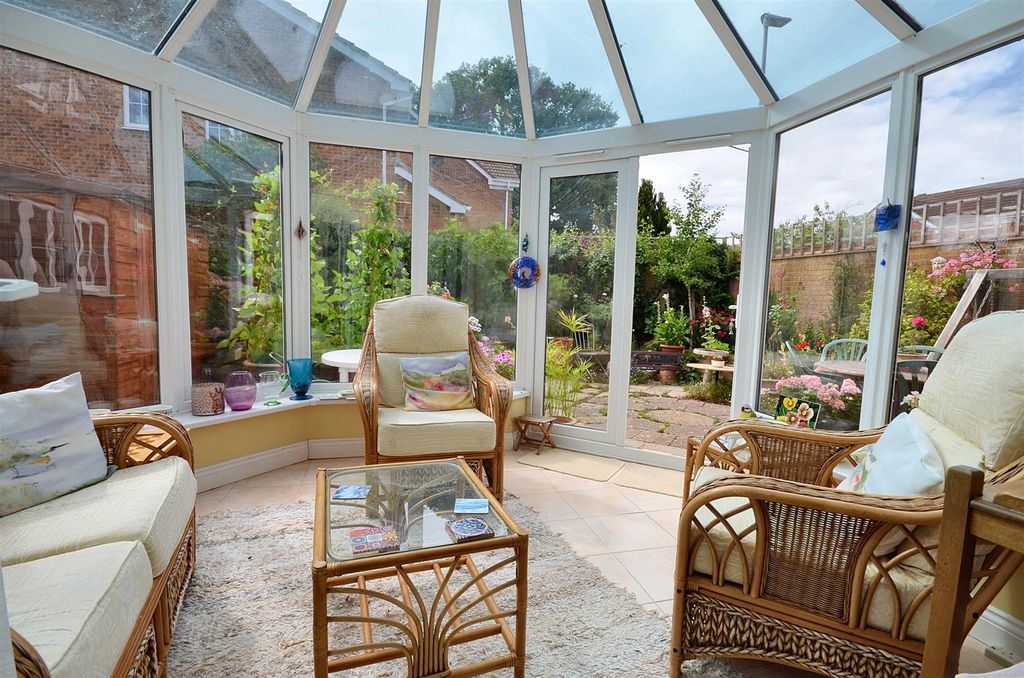 Property photo 3 of 12 Conservatory