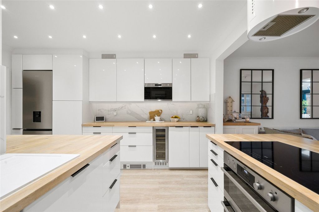 Property photo 3 of 18 Kitchen