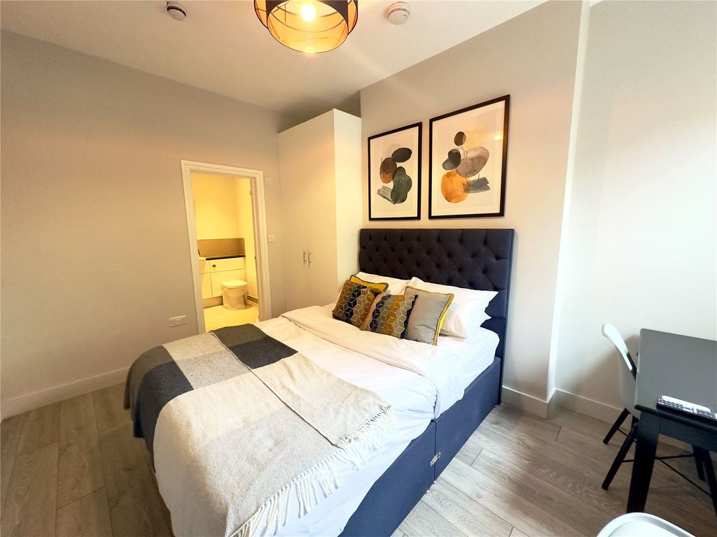 Property photo 1 of 6 Bedroom