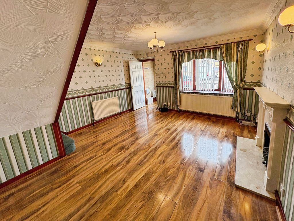 Property photo 2 of 20 Dc770c02-3-48E8-945B-B9836Fb542C5-7837-000002Aa57F8360E