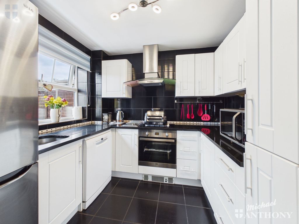 Property photo 3 of 12 Cam03852G0-Pr0609-Still004