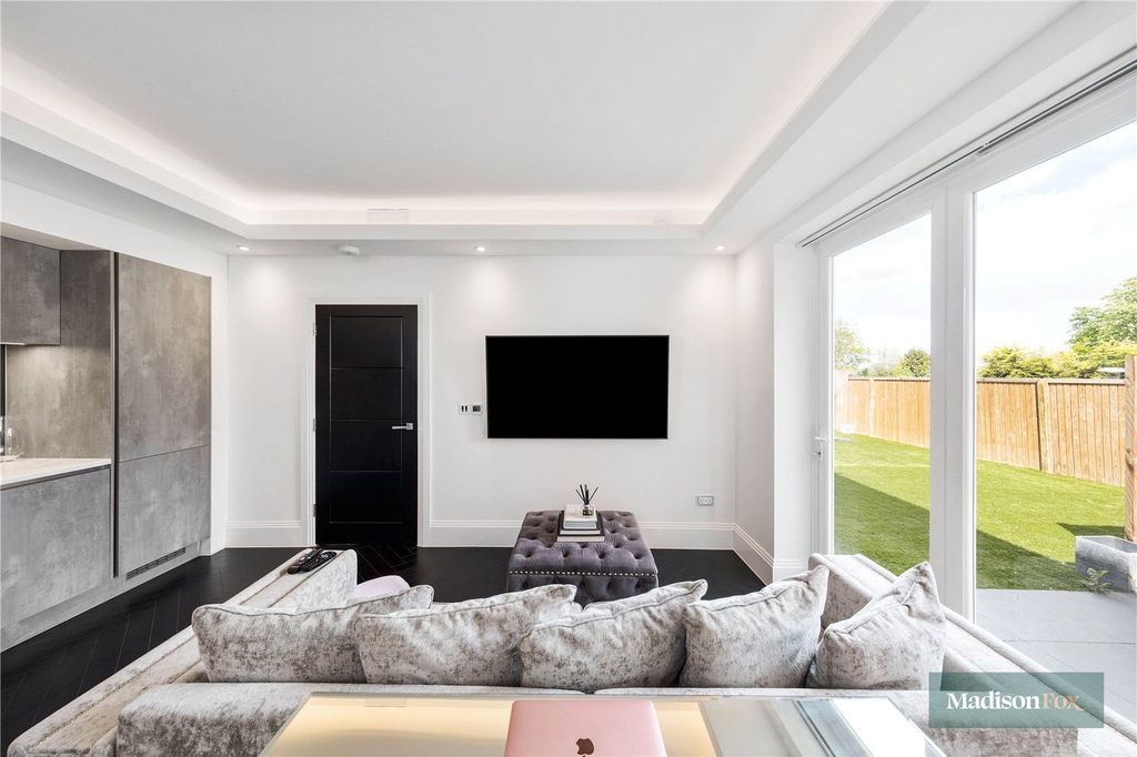 Additional image 8 of 1 bed flat for saleManor Road, Chigwell, Essex IG7