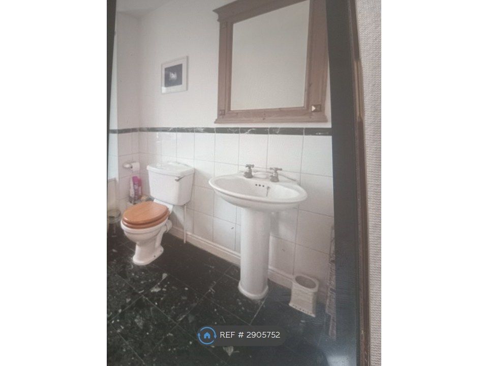 Property photo 2 of 10 Shower Plus Large Bath