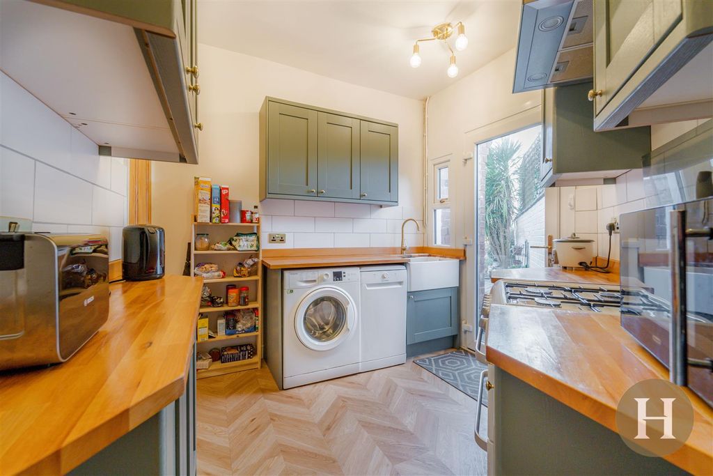 Property photo 3 of 29 Kitchen