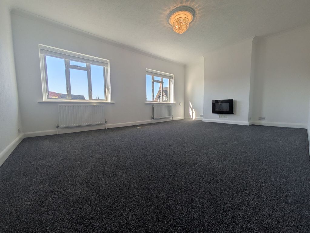 Property photo 3 of 6 Lounge