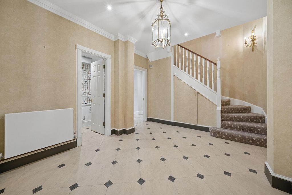 Property photo 2 of 21 Hallway