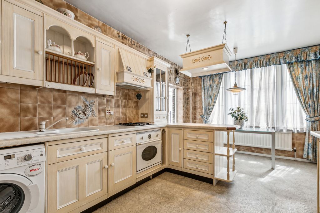 Property photo 3 of 10 Kitchen