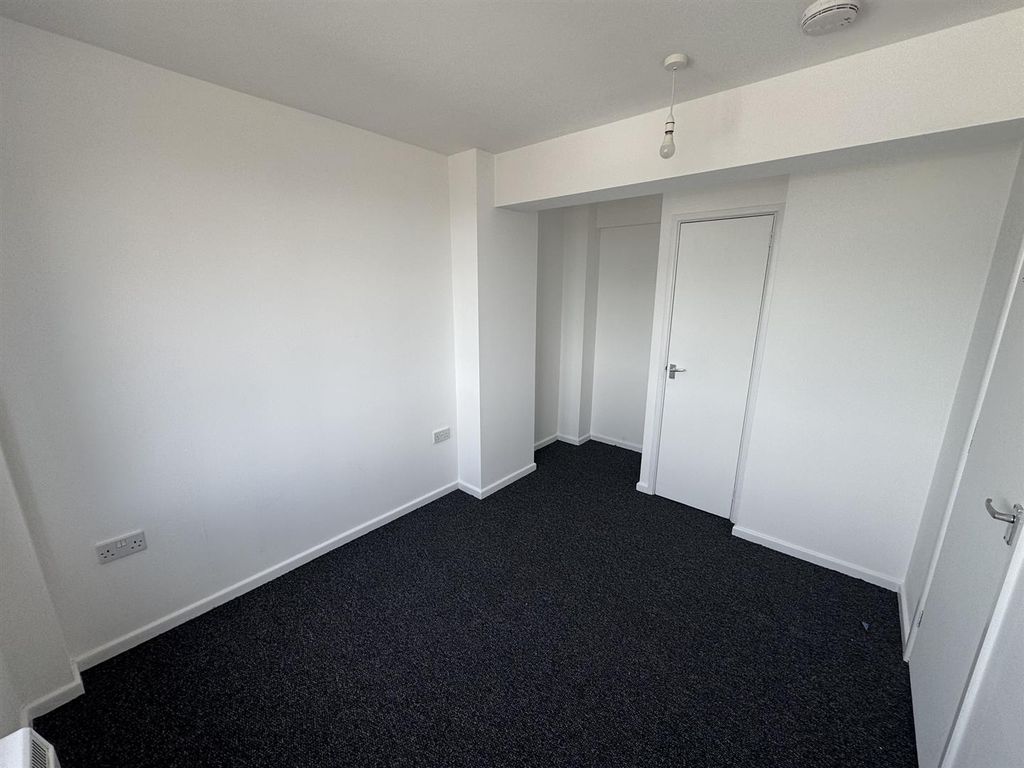 Property photo 1 of 7 Bedroom (2/2)