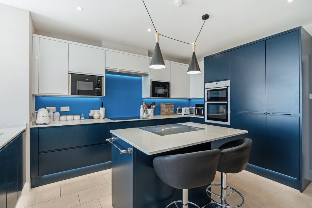 Property photo 3 of 17 Kitchen