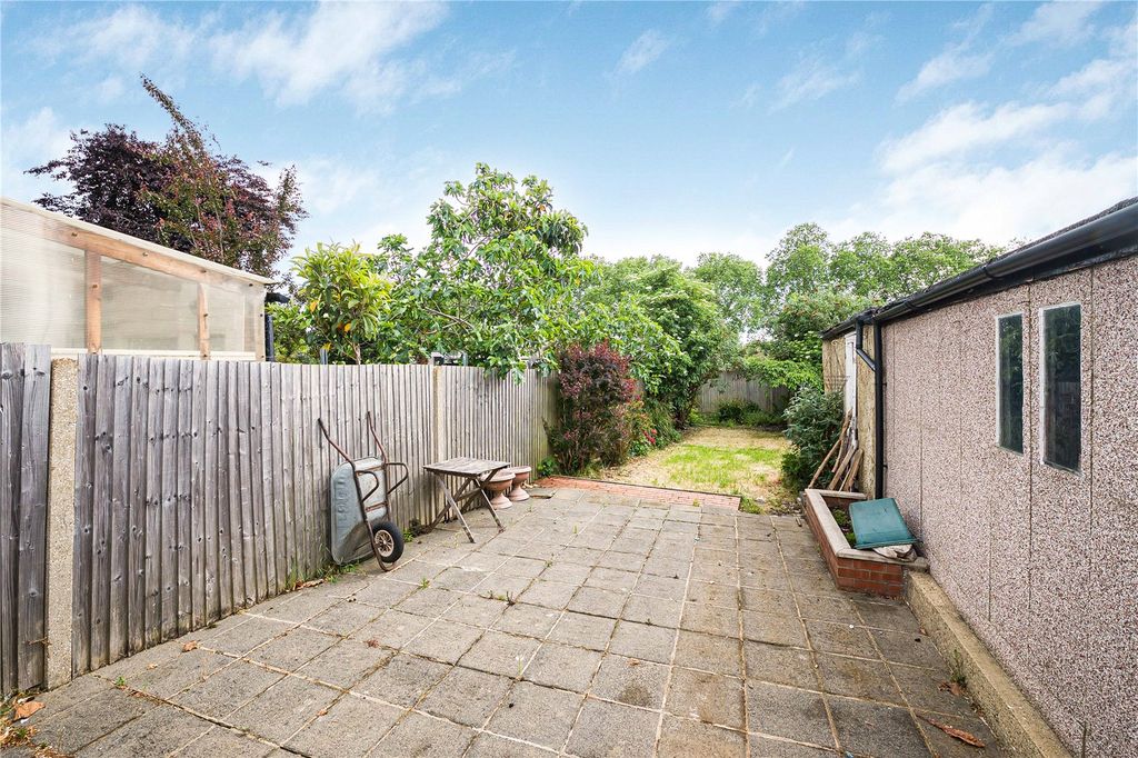 Property photo 2 of 12 Garden