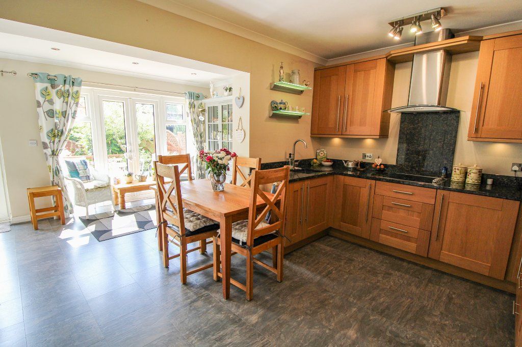 Property photo 3 of 17 Dinng Kitchen