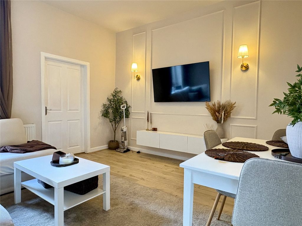 Property photo 2 of 15 Lounge