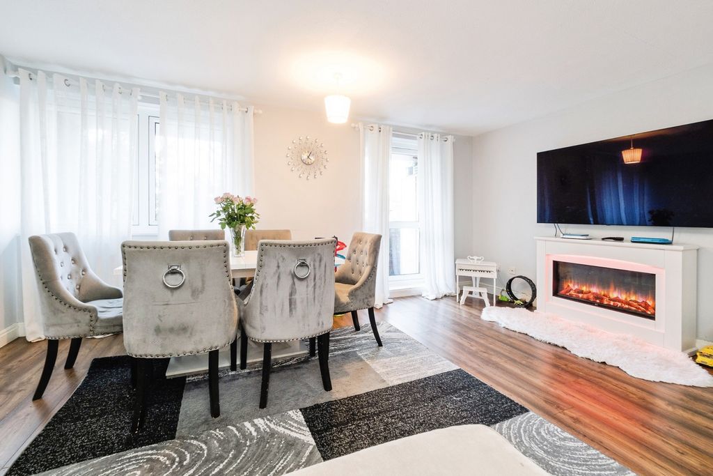 Property photo 3 of 11 Pbox-Img.Jpg