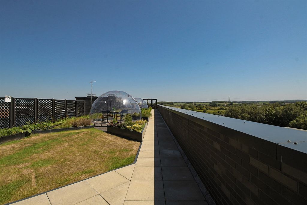 Property photo 2 of 32 Rooftop Terrace