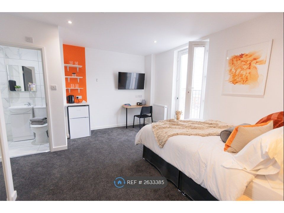 Property photo 1 of 8 Room 6