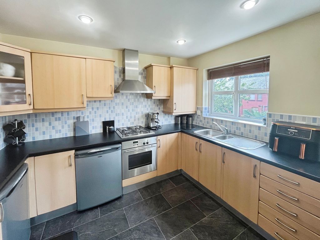 Property photo 3 of 23 Kitchen