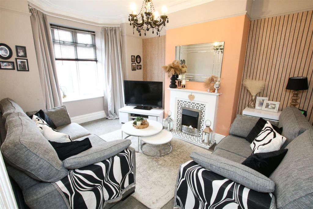 Property photo 2 of 23 Lounge