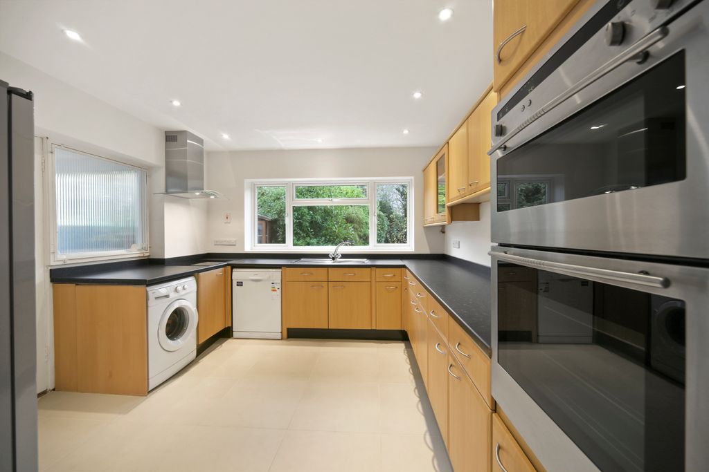 Property photo 1 of 11 Kitchen