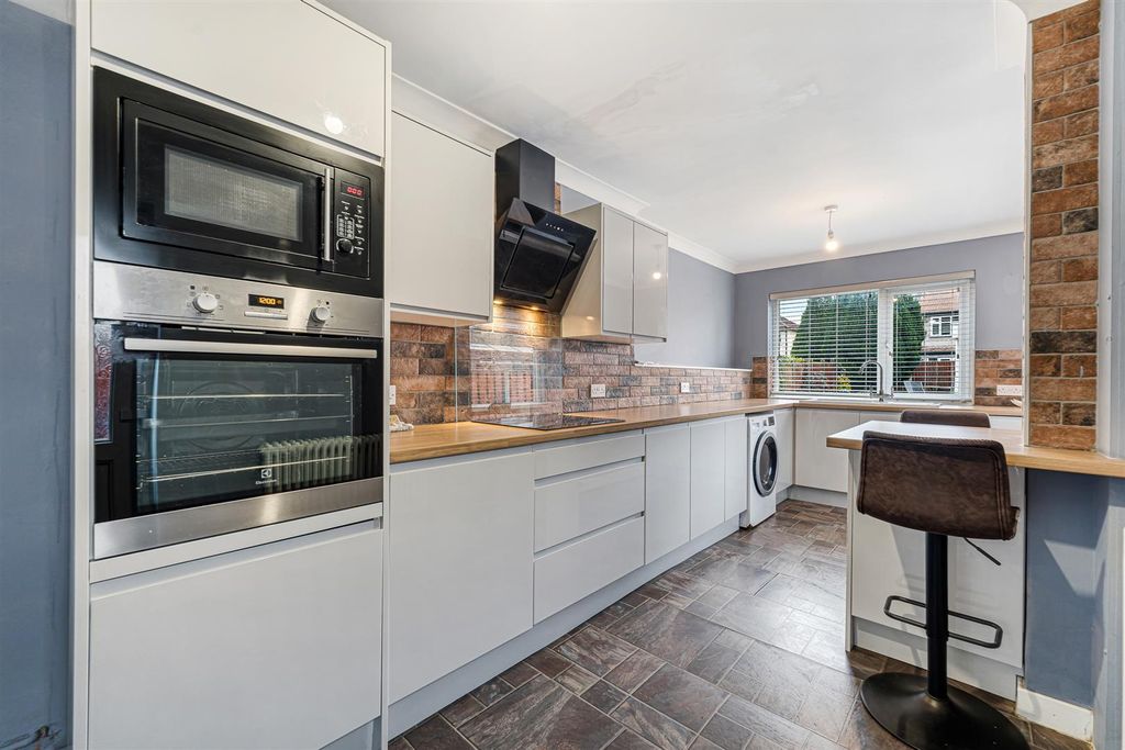 Property photo 2 of 25 14 Acacia Avenue-15.Jpg