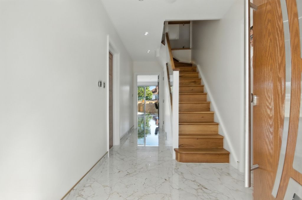 Property photo 2 of 20 4496252