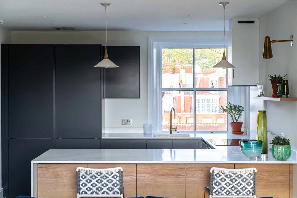 Property photo 3 of 15 Kitchen Bar