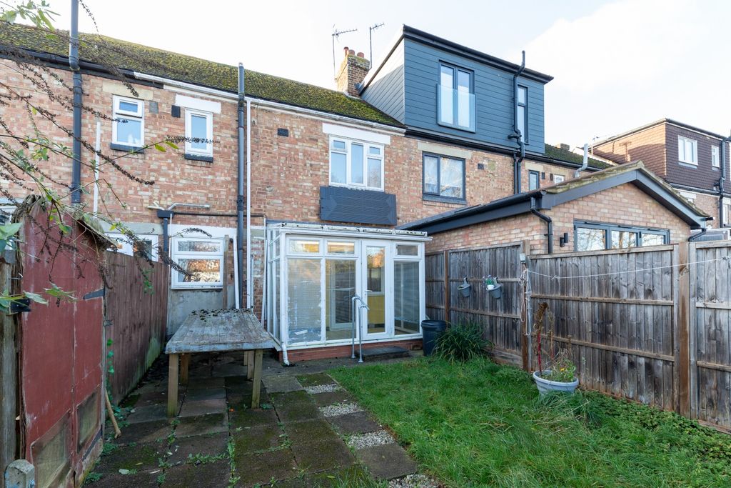 Property photo 2 of 17 4704193