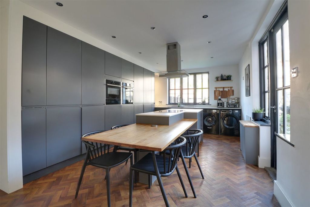 Property photo 3 of 24