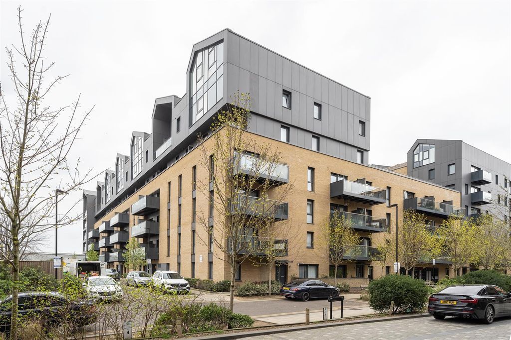 Property photo 1 of 28 Champness Close, E17