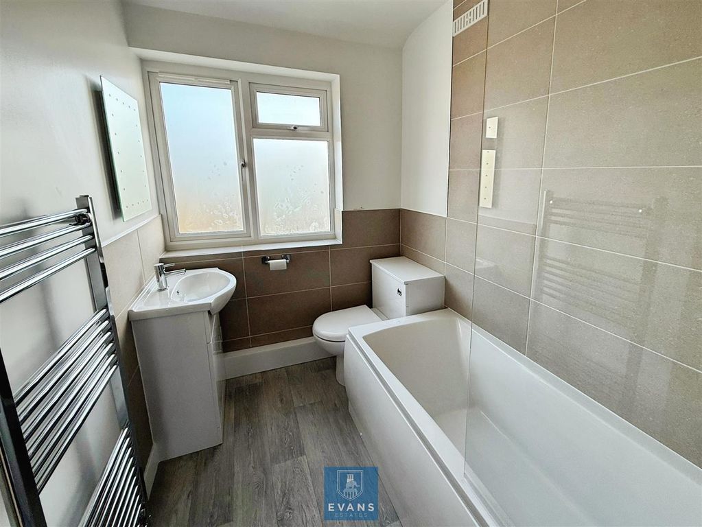 Property photo 3 of 17 Refitted Family Bathroom