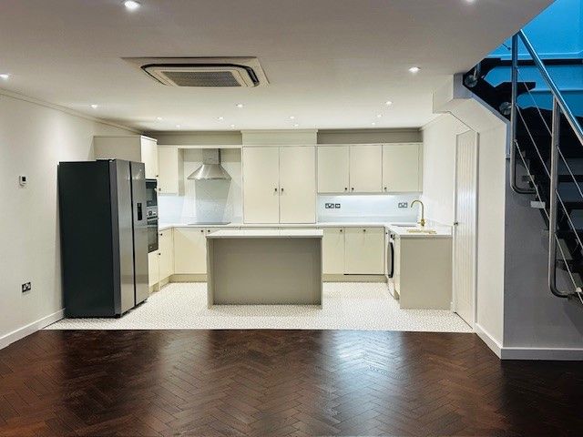 Property photo 3 of 19 Kitchen