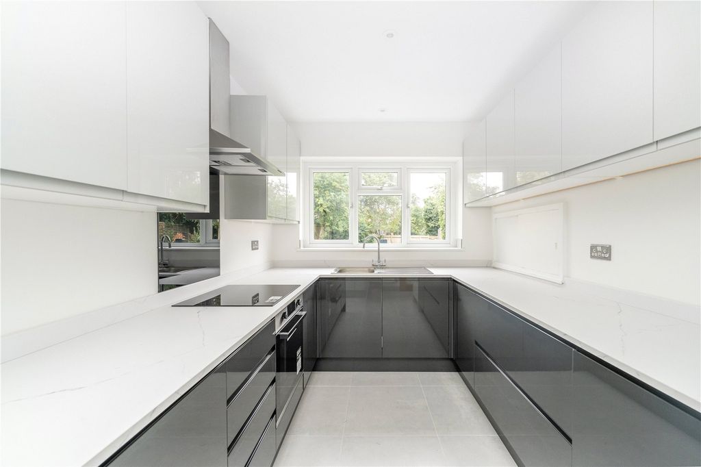 Property photo 2 of 17 Picture No. 23